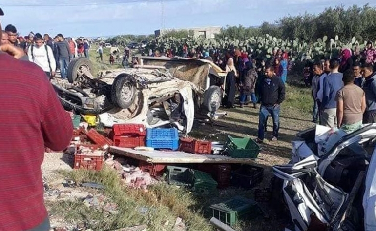 قال المدير الجهوي للصحة بالكاف منصف الهواني، إن حادث انقلاب شاحنة تقلّ عاملات فلاحيات جدّ صباح اليوم الخميس 29 ماي 2025 على مستوى منطقة دار السلام، أسفر عن حالتي وفاة و26 إصابة. وأوضح الهواني أن الاصطدام بين سيارة خفيفة وشاحنة تقل عاملات فلاحيات، أسفر عن وفاة عاملة فلاحية وسائق السيارة الخفيفة، مبينا أن عدد الحالات التي تتطلب المراقبة لا يتجاوز 5 حالات والبقية حالات مستقرة تلقوا الإسعافات، مشيرا إلى أنه سيقع توجيه مصابين إثنين إلى إحدى المستشفيات الجامعية.
