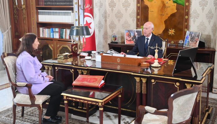 تناول رئيس الجمهورية قيس سعيّد لدى استقباله بعد ظهر يوم أمس، 28 ماي 2025، بقصر قرطاج، سارة الزعفراني الزنزري رئيسة الحكومة عددا من مشاريع النصوص القانونية. وأكّد رئيس الدّولة مجدّدا على أنّ الدّولة التونسية ستُواصل المُضيّ قُدما وبخطى ثابتة حثيثة في سياستها الاجتماعية تجسيدا لإرادة شعبها، مشدّدا د على أنّ الأمر لا يتعلق بحلّ مشكلة في قطاع بعينه يليه قطاع آخر، بل إنّ المقاربة يجب أن تكون جماعية لأنّها تتعلّق بمصير وطن وبمصير شعب قرّر أن يبني تاريخا جديدا، وموضّحا أنّه يمكن أن تُعطى الأولوية لمن هم أكثر تضرّرا من سياسات قامت على التفقير والإقصاء، ولكن لن تتحقّق العدالة والكرامة إلاّ وفق تشريعات جديدة تكون مشفوعة بثورة إدارية. فالظلّ لن يستقيم إذا كان العُود أعوجا. وأشار رئيس الجمهورية إلى أنّ من لا يعتبر المسؤولية التي يتحمّلها واجبا وطنيّا مقدّسا ومن يلهث وراء الامتيازات ولا يستبطن تطلعات الشعب وانتظاراته عليه أن يستعدّ لترك مكانه لشباب قادر على العطاء وعلى استنباط حلول أفضل ومقاربات أسمى وأعلى وفق اختيارات وطنية عامّة وشاملة. كما أسدى رئيس الدّولة تعليماته بتطبيق القانون على كلّ من يسعى إلى التنكيل بالعُمّال بعد صُدور القانون المتعلّق بتنقيح مجلّة الشّغل الذي سيعقبه أمر يتعلق بمنع هذا الصّنف من العبودية في الوظيفة العمومية وسائر المؤسسات والمنشآت العمومية. وأضاف رئيس الجمهورية أنّ العامل حين يشعر أنّه مستقرّ وأنّه غير مهضوم الحقوق سيكون عطاؤه أكثر وسيترتّب عن هذا الشّعور نموّ اقتصادي حقيقي ويساهم في تحقيق مناخ سليم للاستثمار.